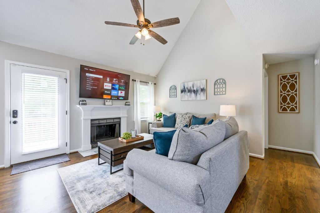 Fully Fenced & Stylish 3BR Near LakePoint Sports image