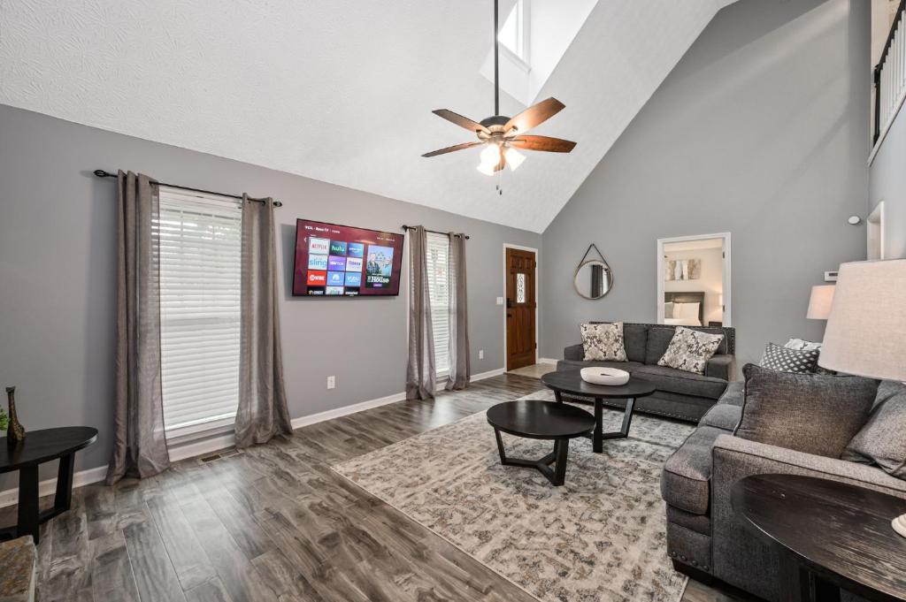 Relax In This 4BR Retreat With Screened Snug Porch image