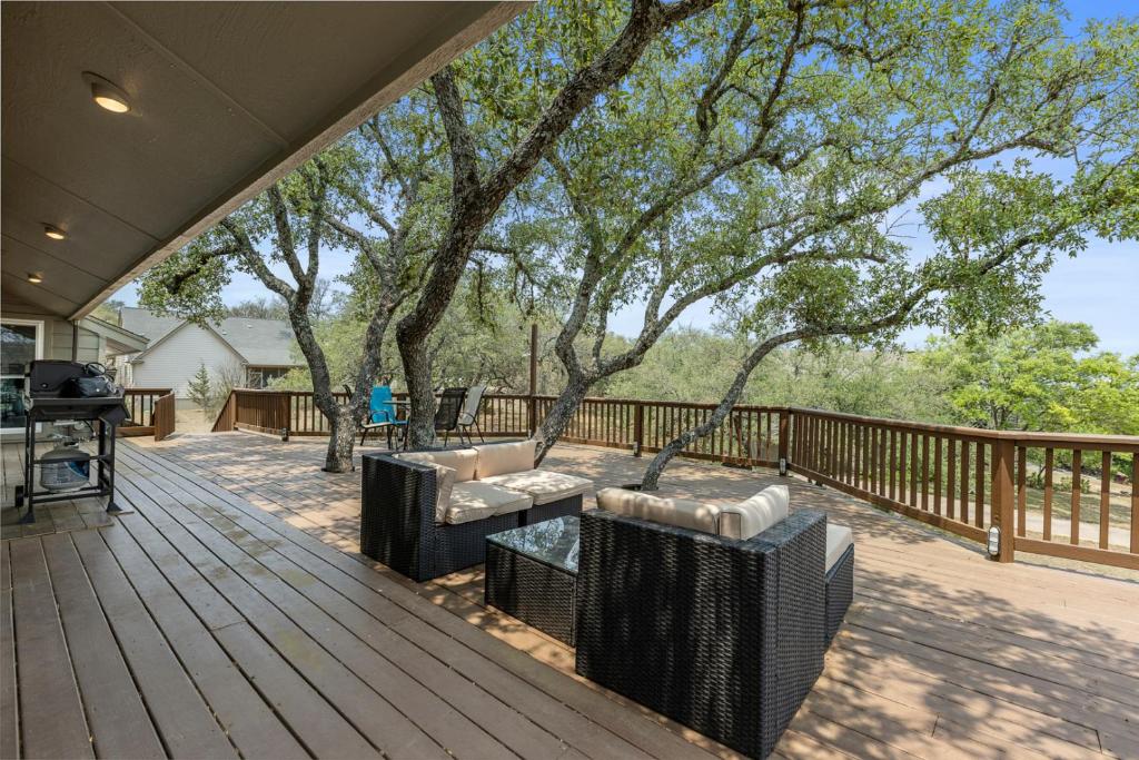 Wine Country Retreat – with a lake view! image