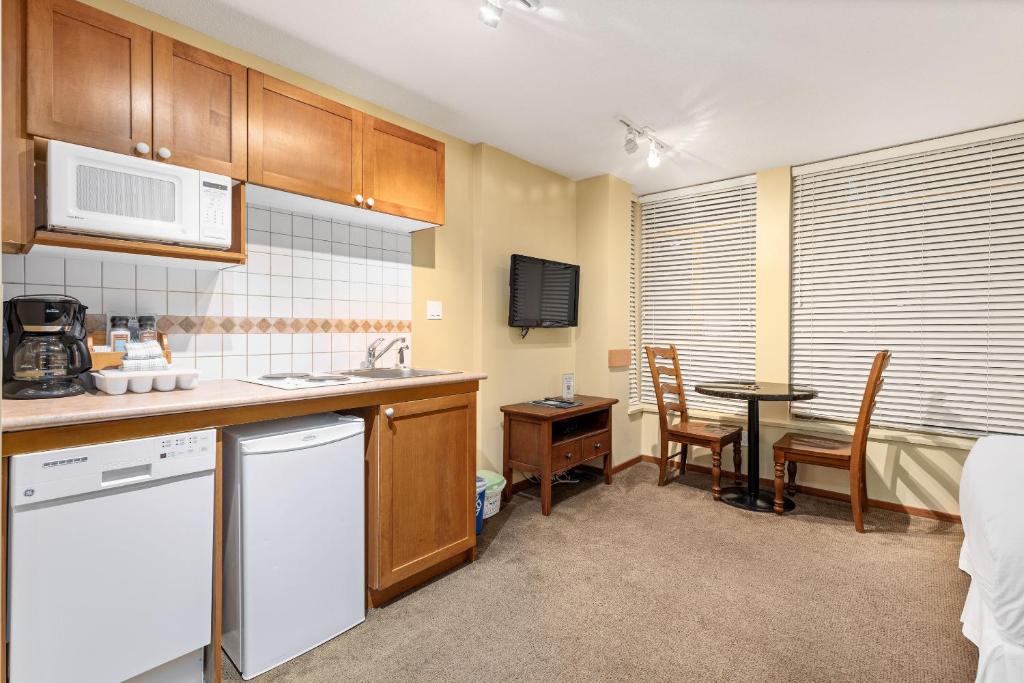 Cascade Lodge suite WIFI cable HDTV pool hot tubs sauna gym photo 4