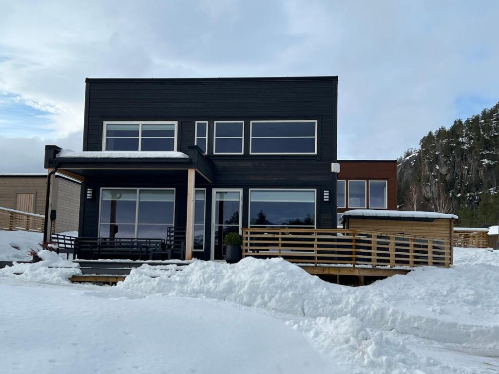 Hytte nær vannet, jacuzzi og sauna