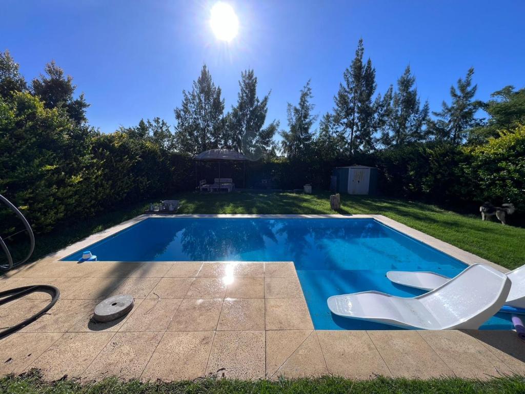 Casa con jardin y pileta en Barrio Privado Los Olivares