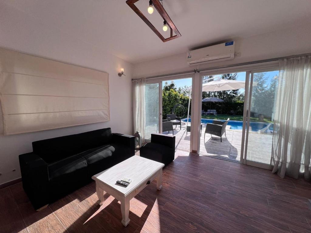 Casa con jardin y pileta en Barrio Privado Los Olivares photo 1