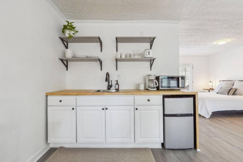 Cozy Kennesaw Apartment Close to KSU with EV Plug In photo 3