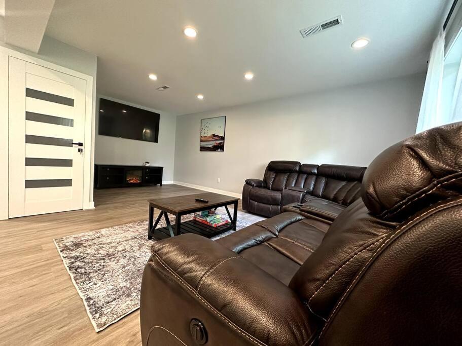 Hot tube/Large Yard 20min to beach! photo 1