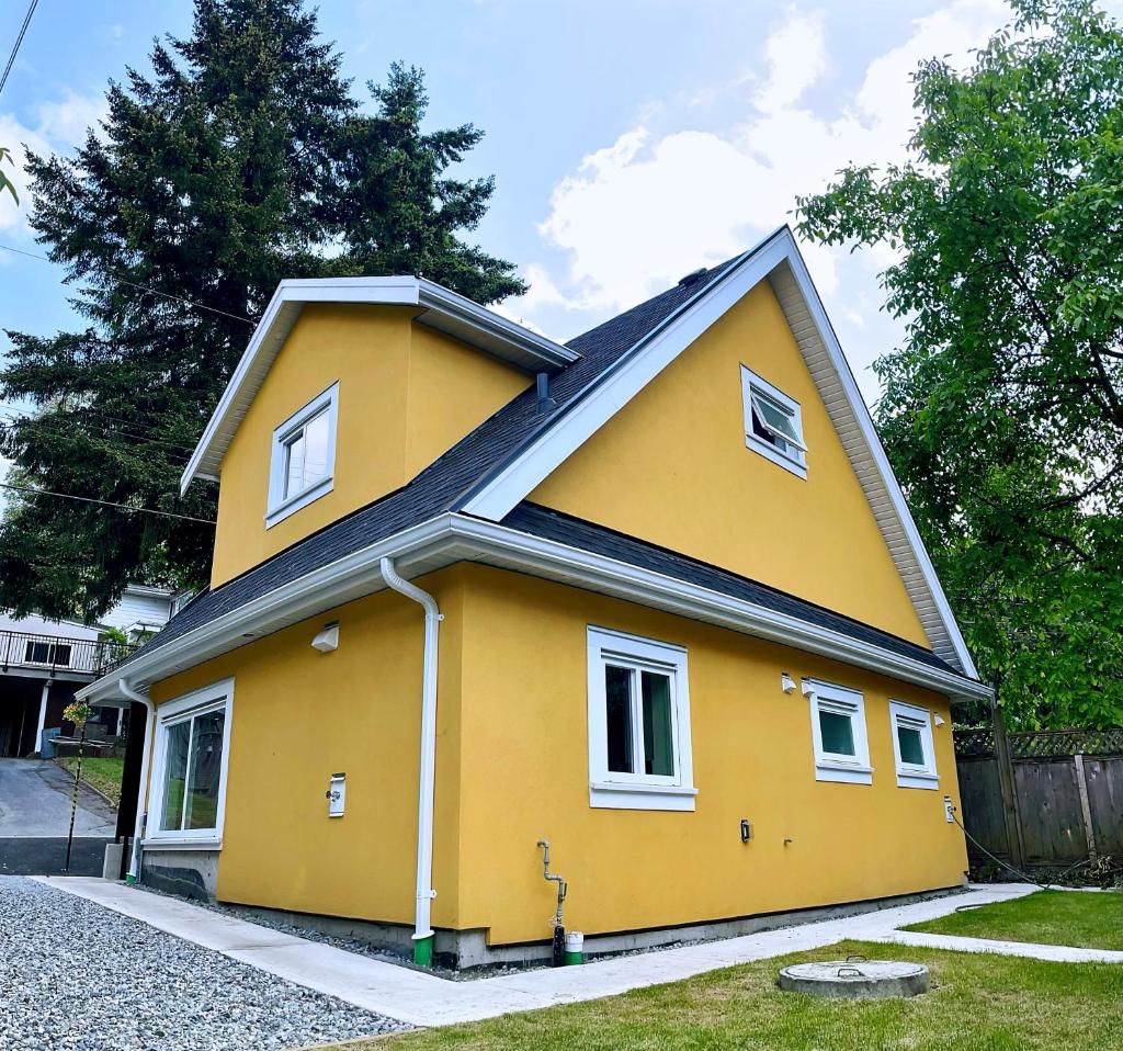 Vancouver’s Homey Laneway House photo 1