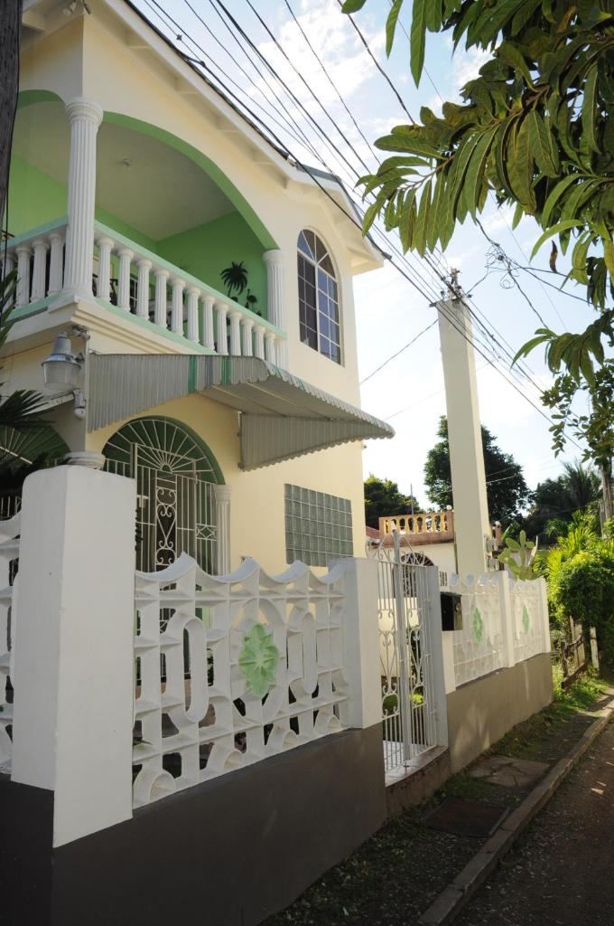 Aileen Palm Cove Ja photo 1