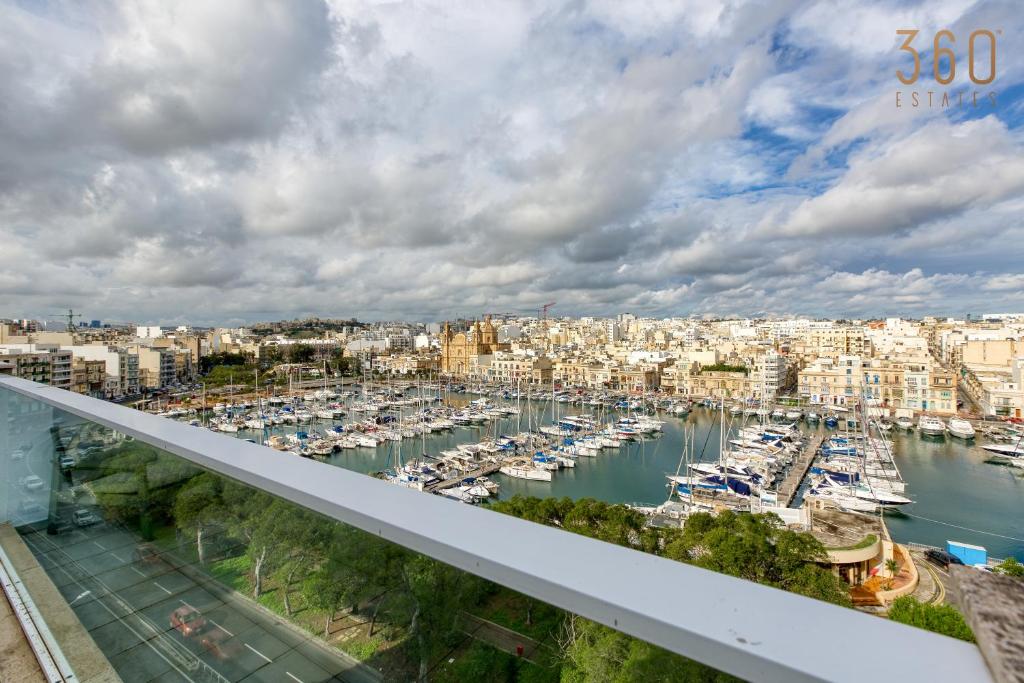 Beautiful seafront home with private balcony & BBQ by 360 Estates photo 4