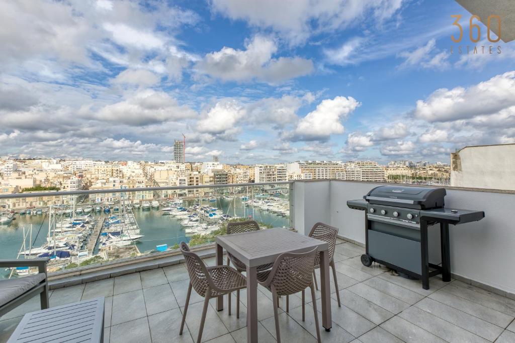 Beautiful seafront home with private balcony & BBQ by 360 Estates