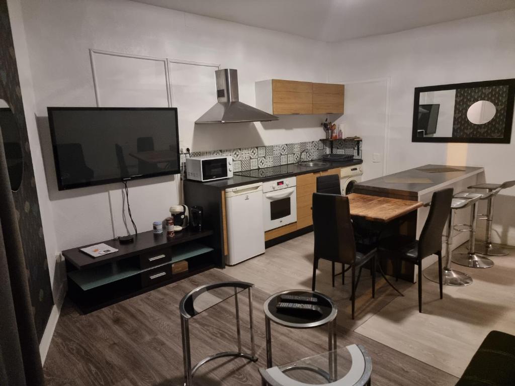 N 1 - Spacieux T4 - CENTRE VILLE - balcons - 2 SDB - 3 CH- parking gratuit