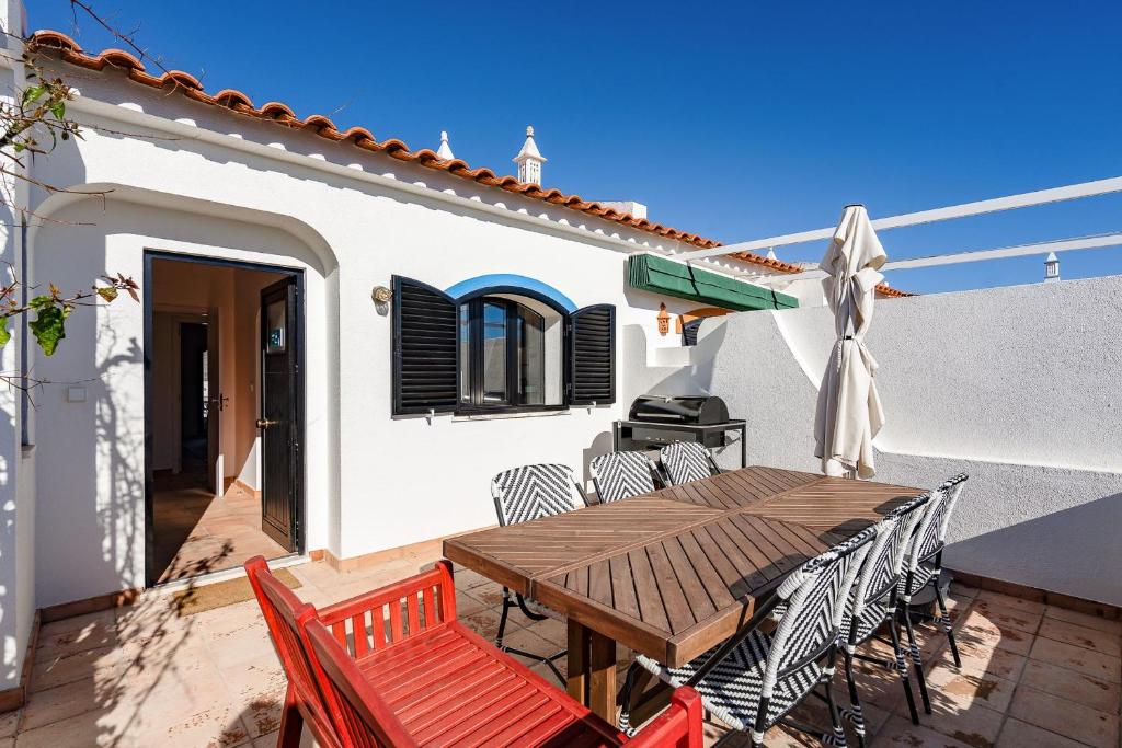 Vila Ramalhete W/ 3 BDR & Balcony by LovelyStay photo 4