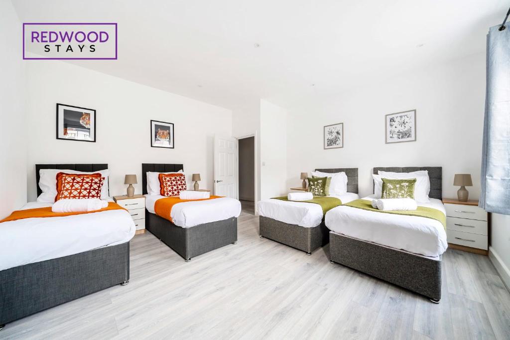 BRAND NEW, 2 Bed 1 Bath, Modern Town Center Apartment, FREE WiFi & Netflix By REDWOOD STAYS photo 1