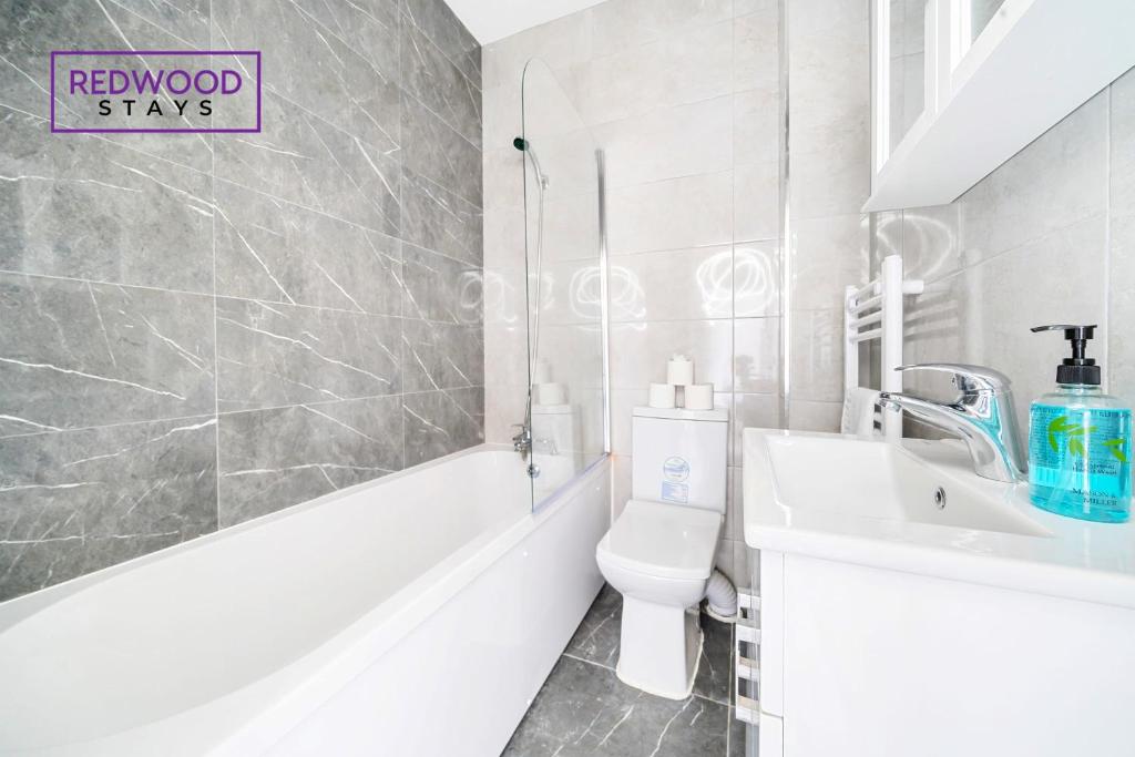 BRAND NEW, 2 Bed 1 Bath, Modern Town Center Apartment, FREE WiFi & Netflix By REDWOOD STAYS photo 2