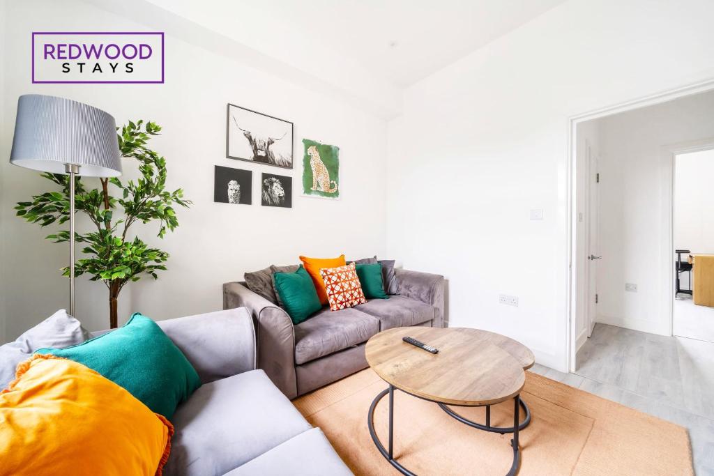 BRAND NEW, 2 Bed 1 Bath, Modern Town Center Apartment, FREE WiFi & Netflix By REDWOOD STAYS photo 3