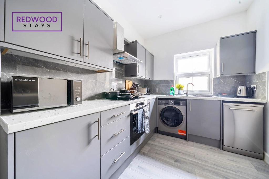 BRAND NEW, 2 Bed 1 Bath, Modern Town Center Apartment, FREE WiFi & Netflix By REDWOOD STAYS photo 4