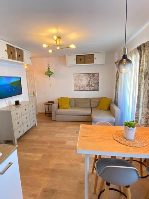 Cozy Urban Escape 1BR Near Tenerife South Airport photo 3
