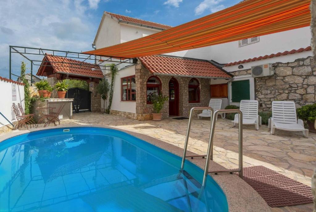 Traditional stone house Perkovic - pool