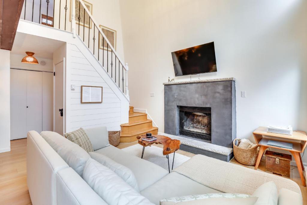 Family Home in Long Pond with Fire Pit and Lake Access photo 3