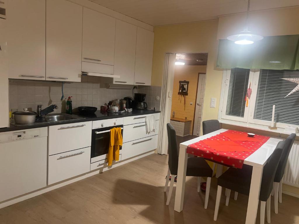 Private room in a shared detached house photo 2