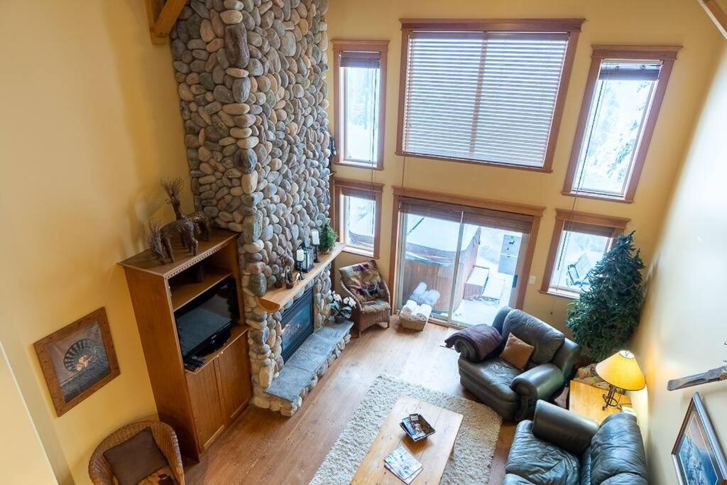 Tree Tops Luxury Chalet w/Hot Tub photo 1
