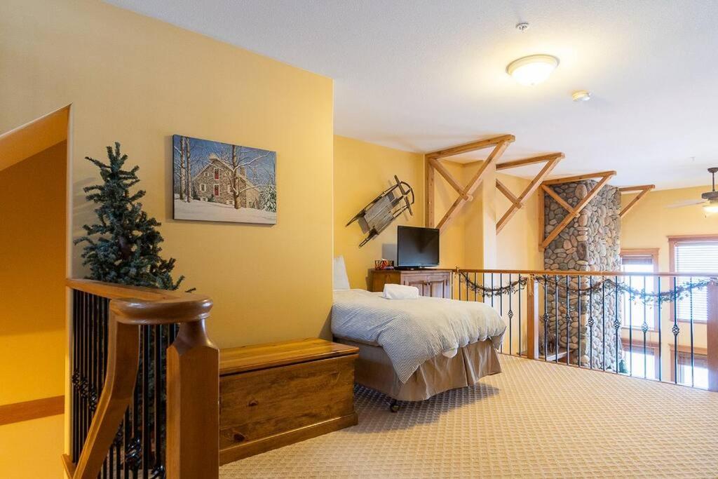 Tree Tops Luxury Chalet w/Hot Tub photo 2