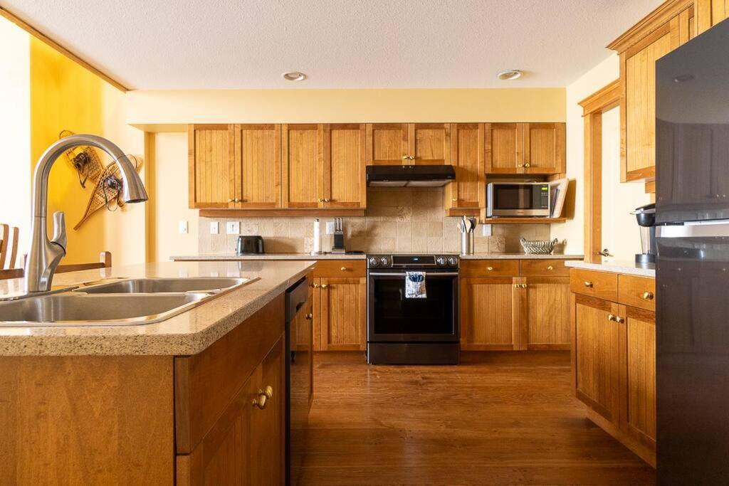 Tree Tops Luxury Chalet w/Hot Tub photo 4