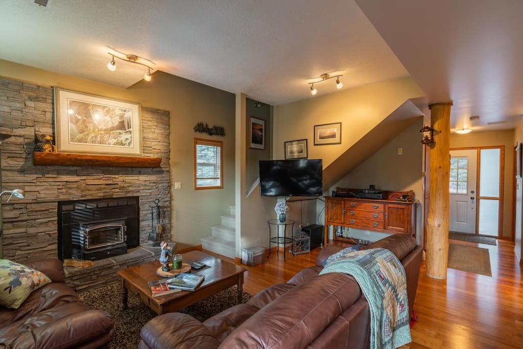 Nature's Getaway Mountain Resort- Cozy Bear Cabin photo 2