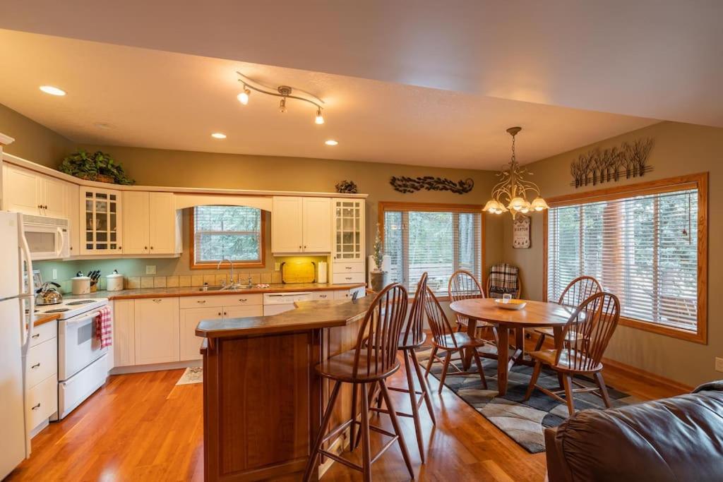 Nature's Getaway Mountain Resort- Cozy Bear Cabin photo 3