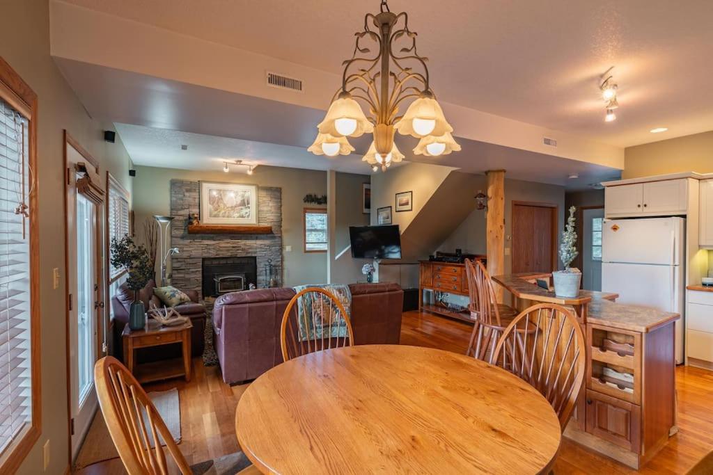 Nature's Getaway Mountain Resort- Cozy Bear Cabin photo 4