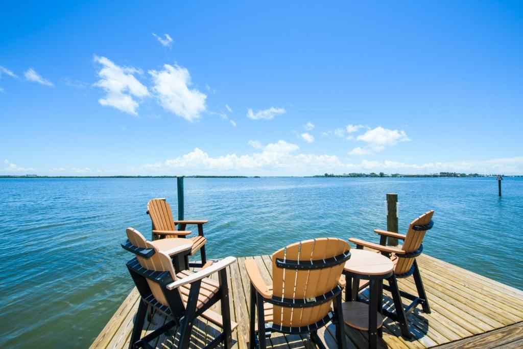 Waters Edge Cottage image