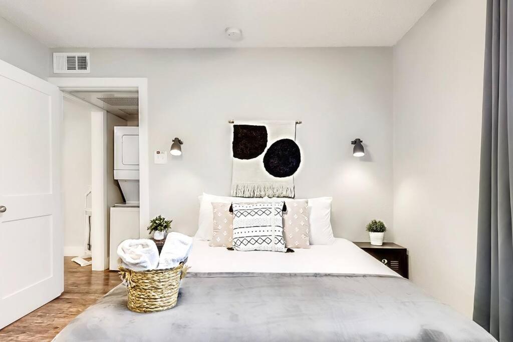NEW - Near Deep Ellum + Downtown Dallas Flat photo 1