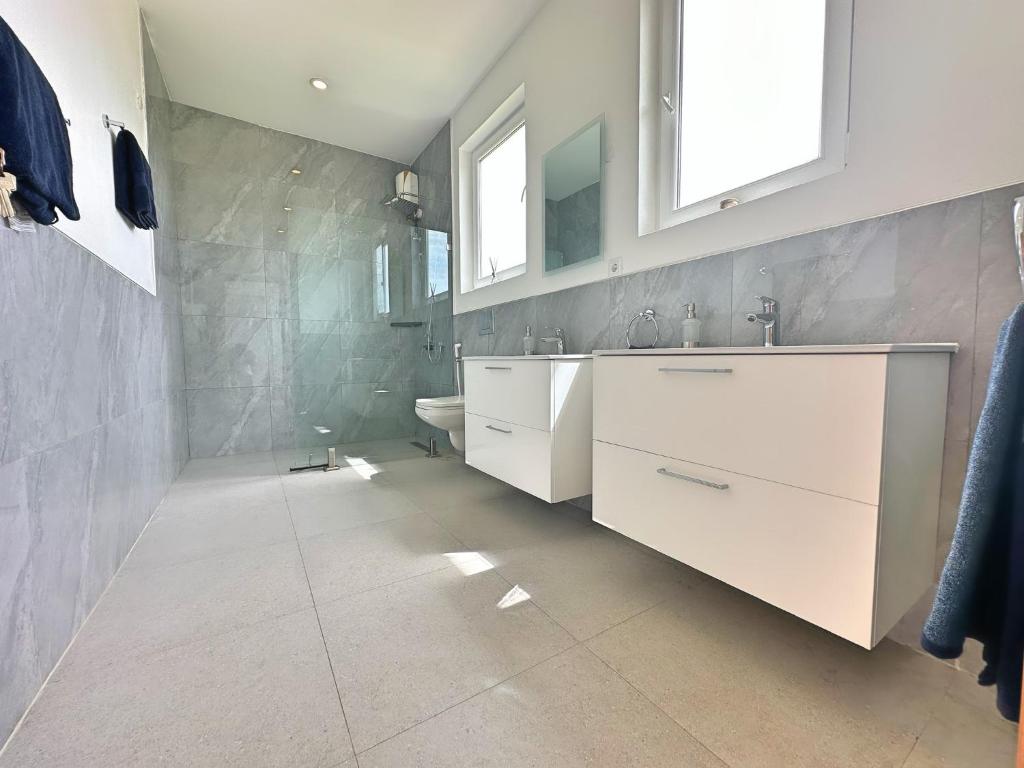 Tropical Gem: 3-BR Beach Villa photo 3