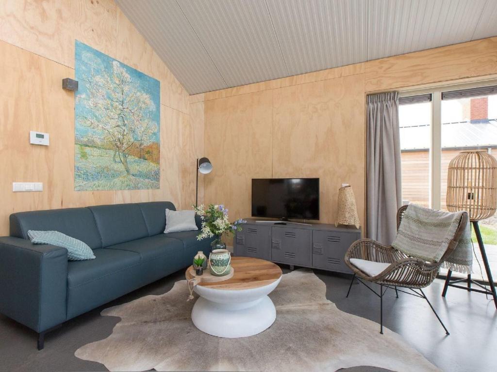 Modern bungalow with a fireplace located directly by water photo 3