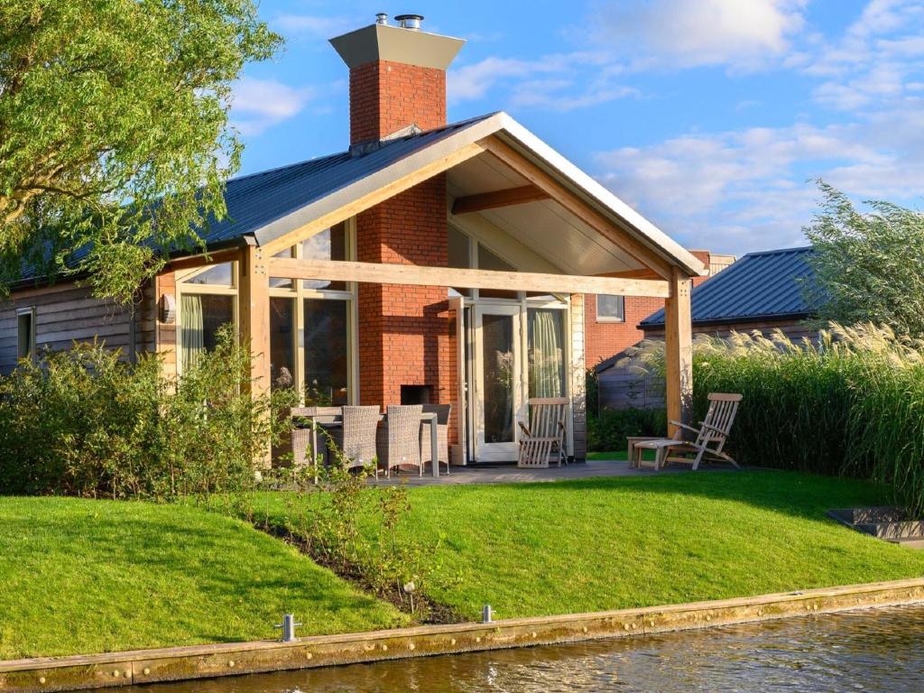 Modern bungalow with a fireplace located directly by water photo 1