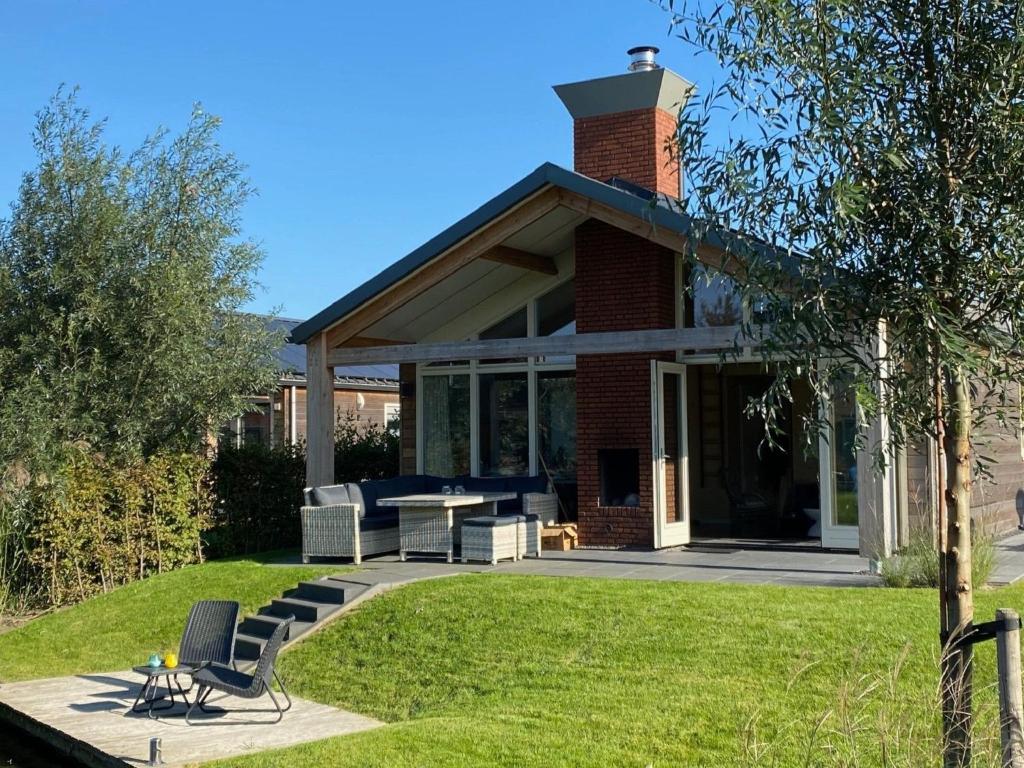 Modern bungalow with a fireplace located directly by water photo 2