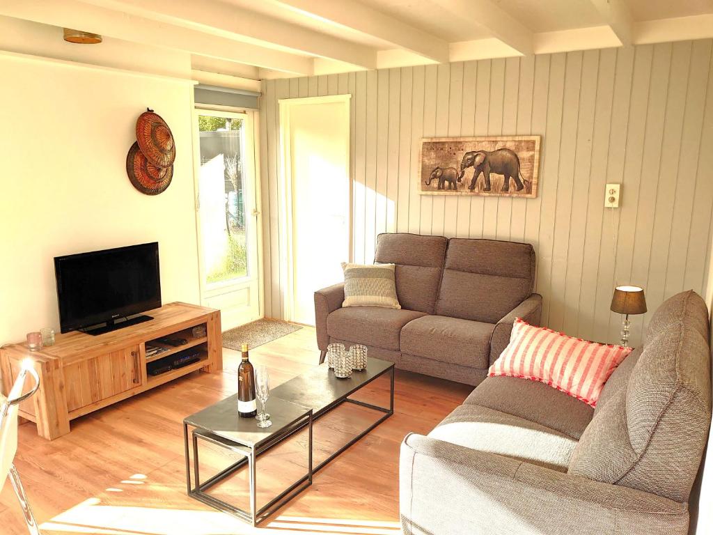 Zonnige vrijstaande bungalow in prachtige omgeving! photo 2