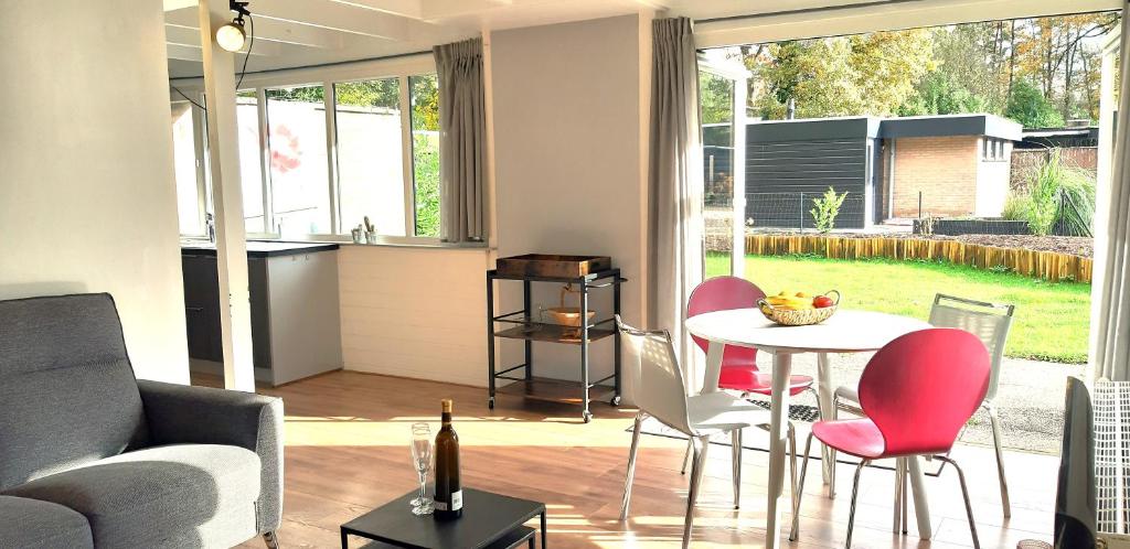 Zonnige vrijstaande bungalow in prachtige omgeving! photo 4