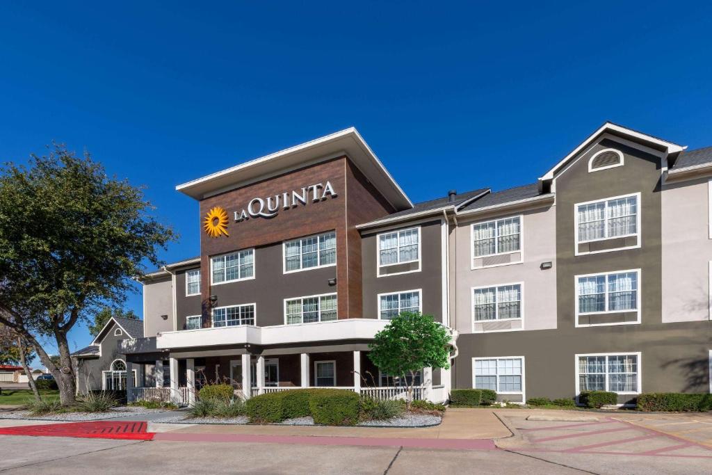 La Quinta Inn & Suites by Wyndham Rockwall image