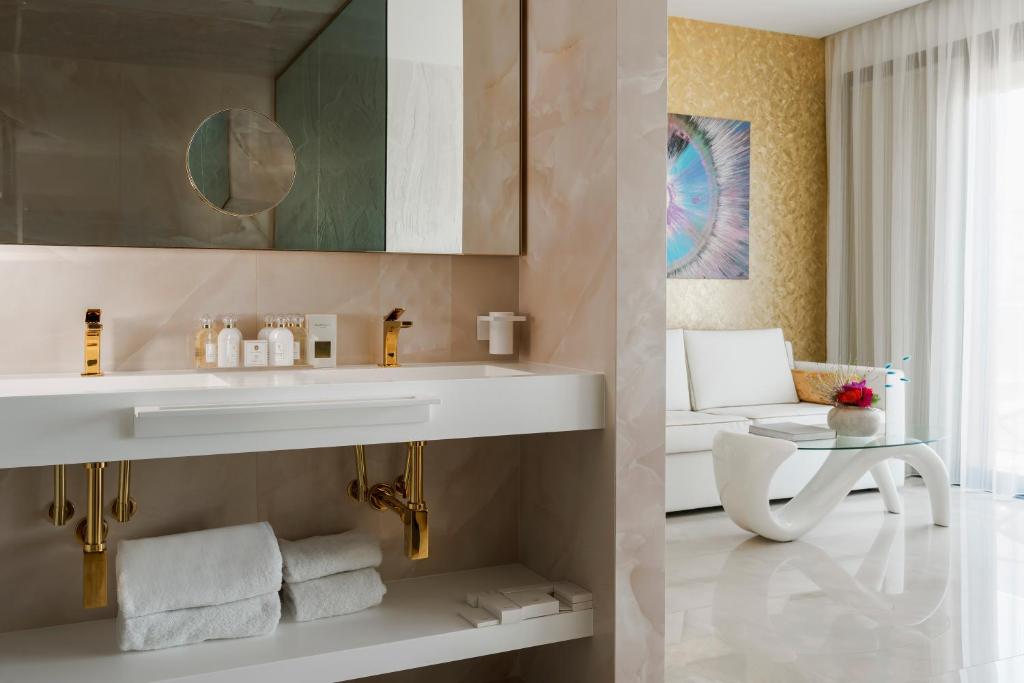 The Promenade Luxury Wellness Hotel - Tap to explore photos