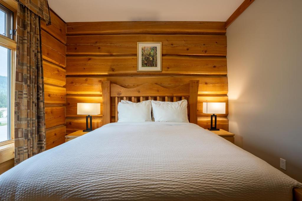 Basecamp Lodge Golden photo 4