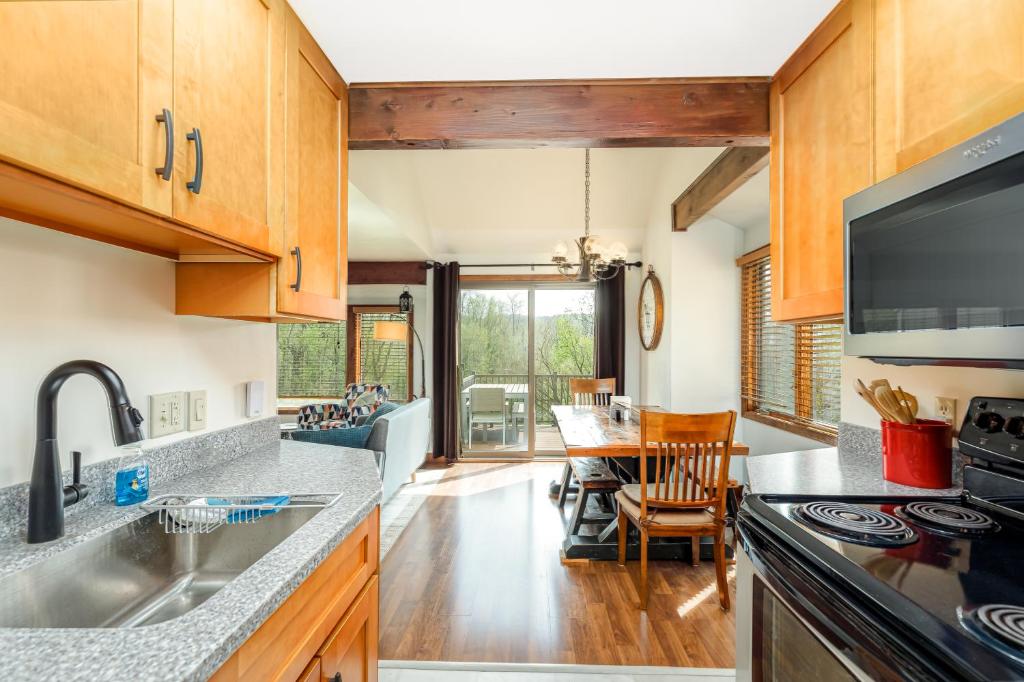 Quiet Home Minutes from Lake Galena & Eagle Ridge photo 2