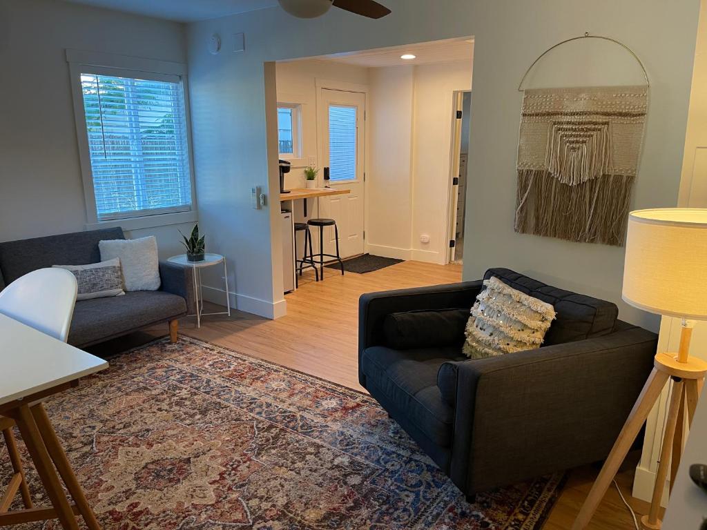 Newly renovated, modern and cosy one bedroom condo with full kitchen and lounge photo 3