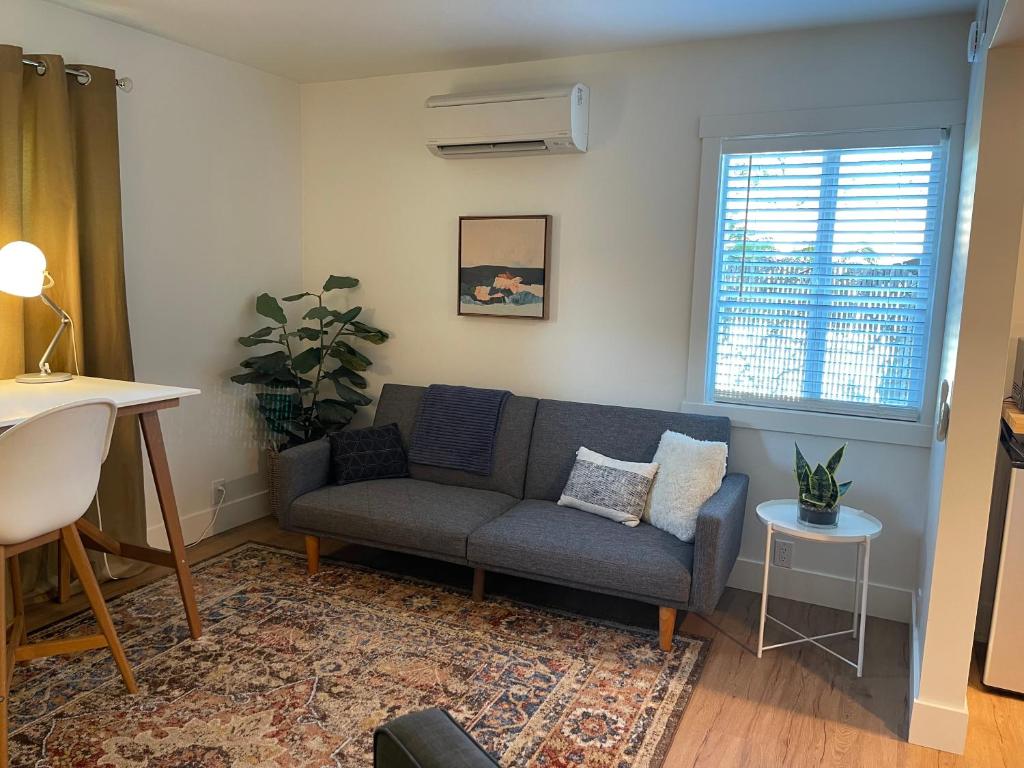 Newly renovated, modern and cosy one bedroom condo with full kitchen and lounge photo 2