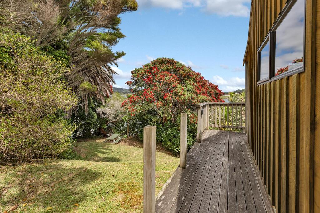 Macrocarpa Cottage - Cable Bay Holiday Home photo 3