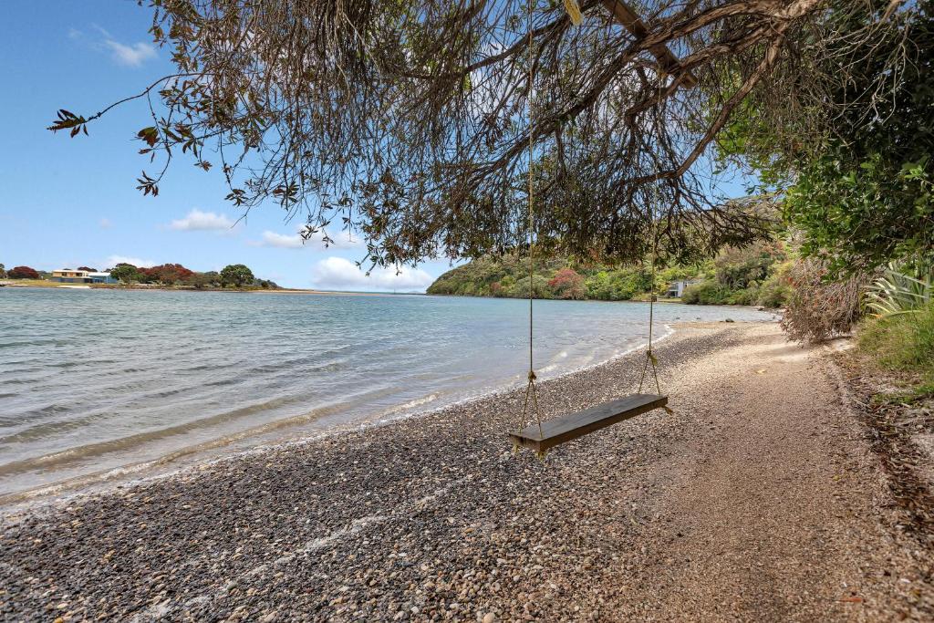 Macrocarpa Cottage - Cable Bay Holiday Home photo 1