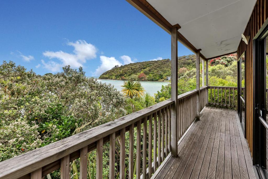 Macrocarpa Cottage - Cable Bay Holiday Home photo 4