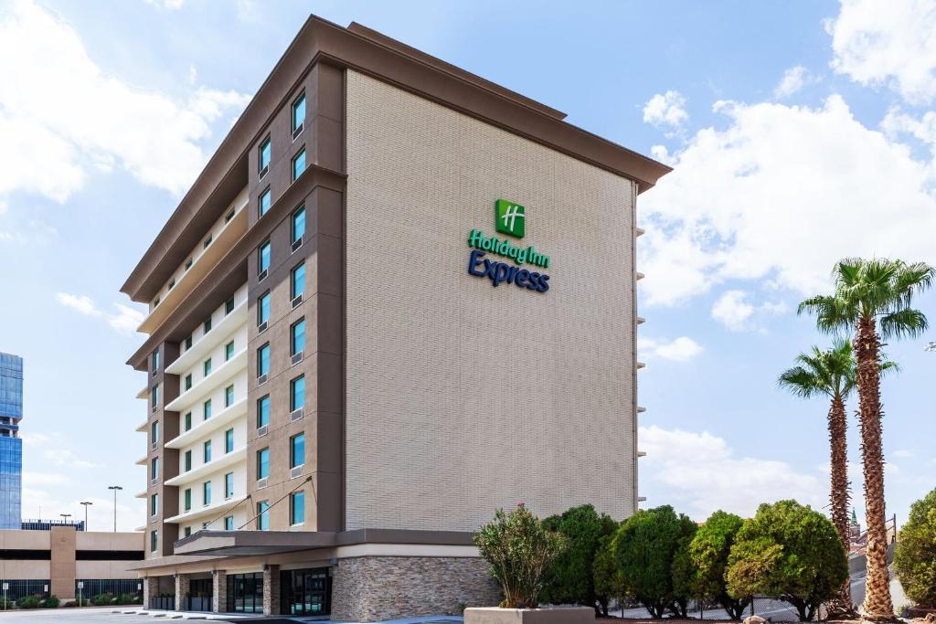 HI Express El Paso Downtown, an IHG Hotel image