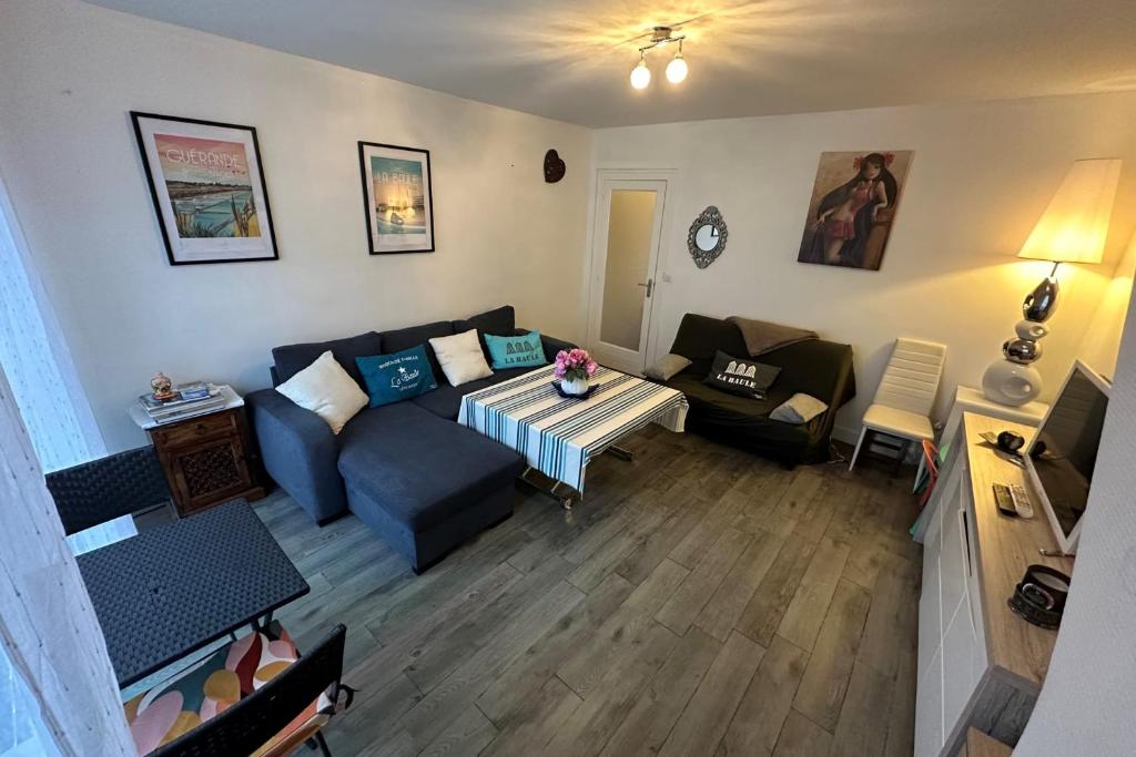 Bright apartment with balcony - near beach