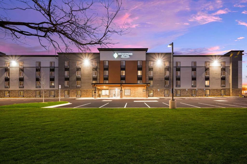 WoodSpring Suites Dearborn Detroit photo 2