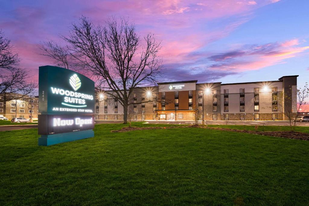 WoodSpring Suites Dearborn Detroit photo 3